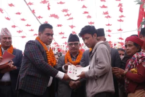 रत्ननगर- १२ का सुकुम्बासीलाई लालपुर्जा वितरण