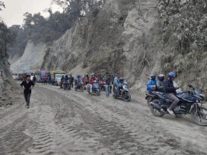 समयमा काम नहुँदा दाउन्ने सडकखण्डको यात्रा कष्ट पूर्ण